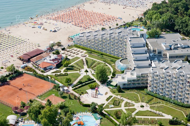 Albena resort celebrates its 44th birthday with huge cake and champagne